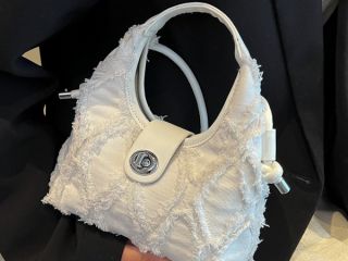 sumka-zenskaia-iz-denima-s-baxromoi-rombiceskii-uzor-belaia