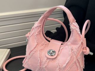 sumka-zenskaia-iz-denima-s-baxromoi-rombiceskii-uzor-rozovaia