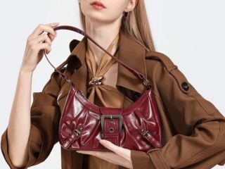 zenskaia-sumka-v-stile-y2k-baikerskaia-baget-sumka-s-priazkoi-retro-vintaz-burgundi