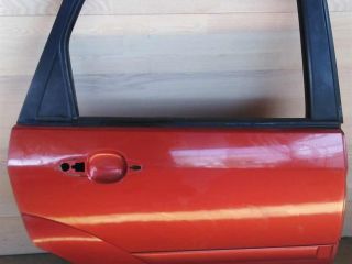 dver-zadniaia-pravaia-ford-focus-i-krasnogo-cveta-sedan-xetcbek-art-14668