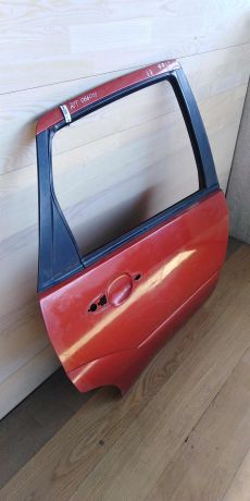 dver-zadniaia-pravaia-ford-focus-i-krasnogo-cveta-sedan-xetcbek-art-14668-big-2