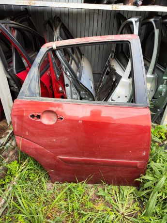 dver-zadniaia-pravaia-ford-focus-i-krasnogo-cveta-sedan-xetcbek-art-14668-big-5