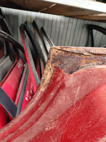 dver-zadniaia-pravaia-ford-focus-i-krasnogo-cveta-sedan-xetcbek-art-14668-big-9