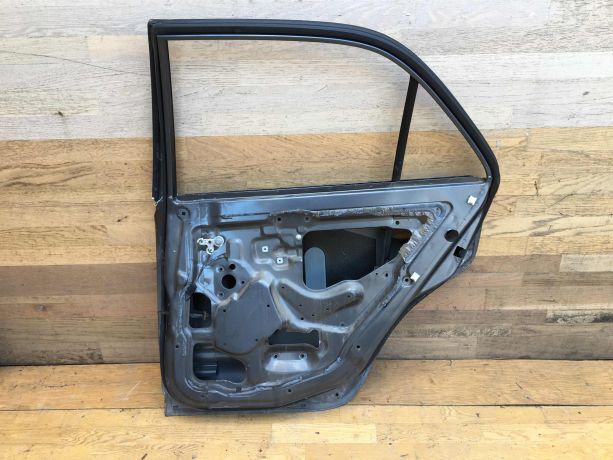 dver-zadniaia-pravaia-mitsubishi-carisma-rest-art-33136-big-1