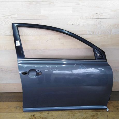 dver-peredniaia-pravaia-toyota-avensis-t25-art-39858-big-0