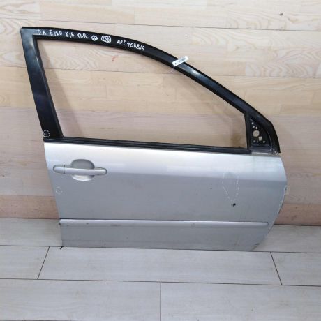 dver-peredniaia-pravaia-toyota-corolla-e120-xetcbek-art-79008-big-0