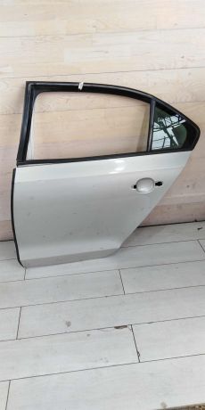 dver-zadniaia-levaia-volkswagen-jetta-vi-art-100935-big-0