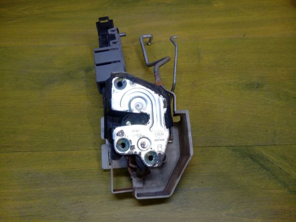 zamok-dveri-hyunday-perednei-pravoi-sonata-4-2007-god-vypuska-art-12736-big-1