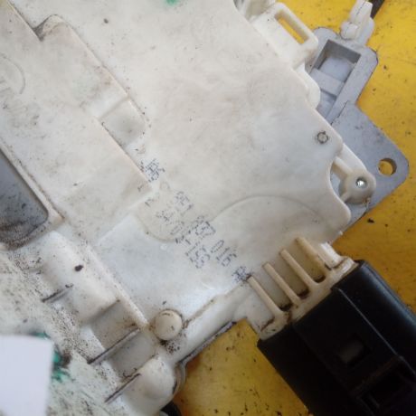 zamok-dveri-perednii-pravyi-audi-a4-b7-art-13222-big-2