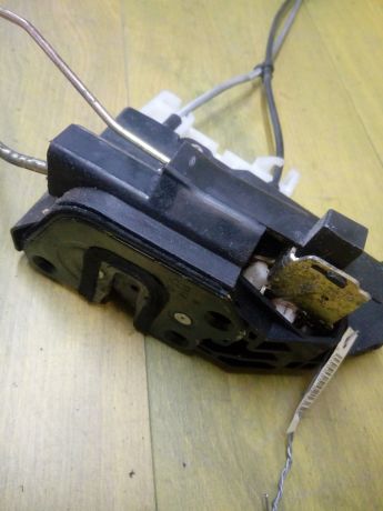 zamok-perednei-pravoi-dveri-hyundai-elantra-art-13827-big-2