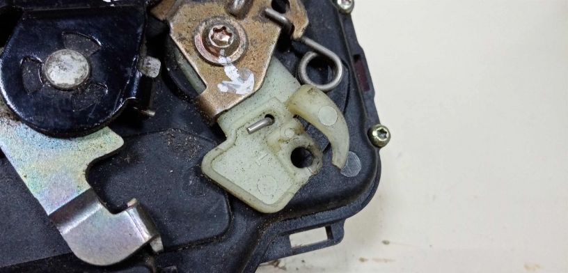 zamok-dveri-perednii-levyi-volkswagen-golf-4-defekt-na-foto-art-27737-big-0