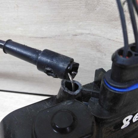 zamok-dveri-renault-megane-2-kupe-perednii-levyi-defekt-trosa-art-35715-big-1