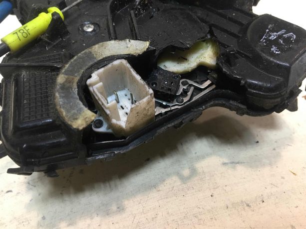 zamok-dveri-perednii-levyi-toyota-avensis-iii-09g-art-37142-big-2