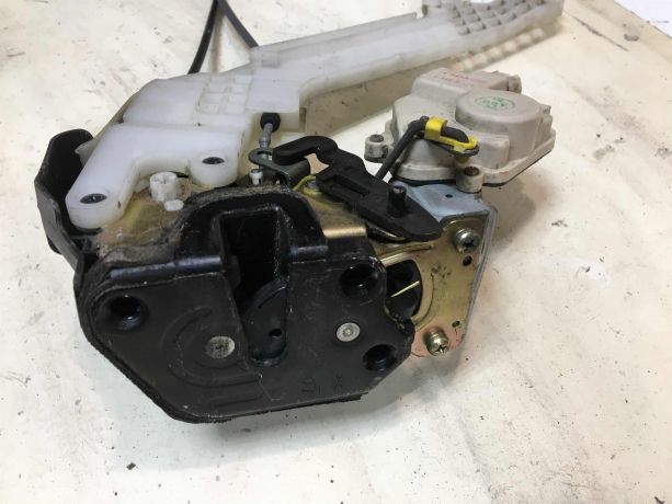 zamok-dveri-zadnii-levyi-hyundai-elantra-3-xd-2-rest-art-37217-big-1