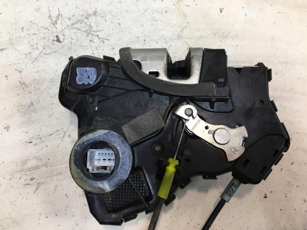 zamok-dveri-perednii-pravyi-toyota-corolla-ix-e120-e130-rest-xetcbek-art-37382-big-1