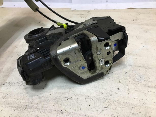 zamok-dveri-perednii-levyi-toyota-corolla-ix-e120-e130-rest-xetcbek-art-37383-big-1