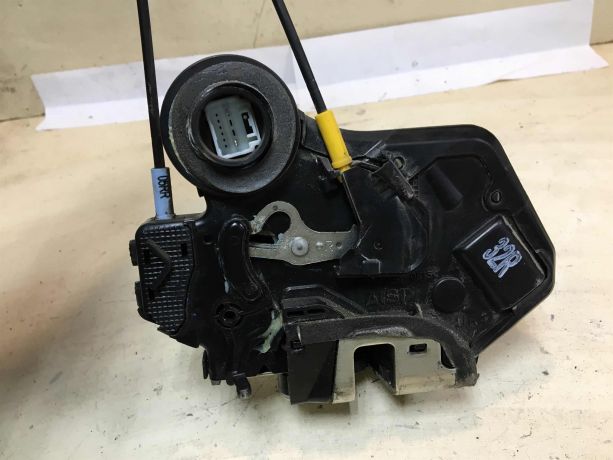 zamok-dveri-zadnii-pravyi-toyota-corolla-ix-e120-e130-rest-xetcbek-art-37408-big-1