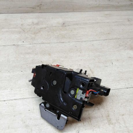 zamok-dveri-perednii-levyi-audi-a6-c5-avto-s-pravym-rulem-art-40158-big-0