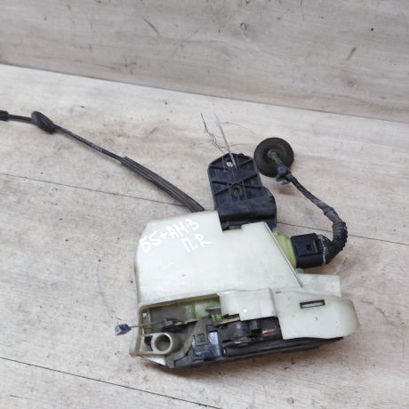 zamok-dveri-perednii-pravyi-volkswagen-passat-b5-gp-art-42398-big-1