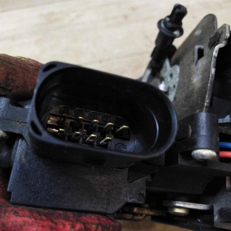 zamok-dveri-perednii-levyi-audi-a6-c5-2004-gv-avto-bylo-s-pravym-rulem-art-44926-big-1