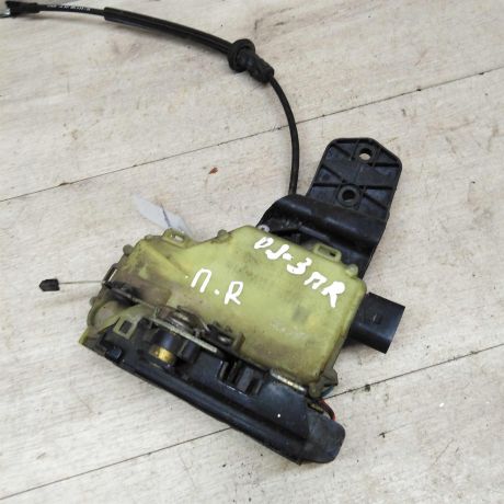 zamok-dveri-perednii-pravyi-volkswagen-jetta-4-volkswagen-golf-4-volkswagen-bora-art-46171-big-1