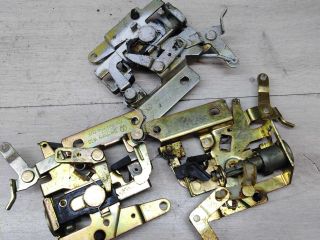 zamok-dveri-mexanizm-sdviznoi-bokovoi-volkswagen-transporter-t4-art-47477