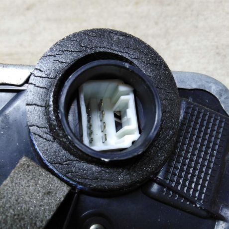 zamok-dveri-perednii-levyi-toyota-corolla-ix-e120-e130-e12-xetcbek-art-56392-big-3