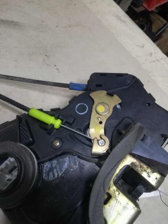 zamok-dveri-perednii-levyi-toyota-avensis-t25-art-61456-big-1