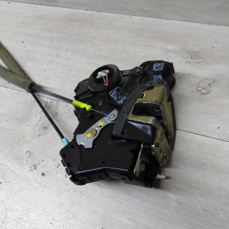 zamok-dveri-perednii-pravyi-toyota-corolla-e120-xetcbek-art-79449-big-1