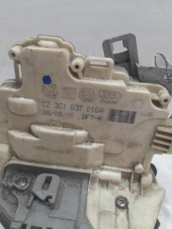 zamok-dveri-perednii-pravyi-volkswagen-passat-b6-art-100739-big-1