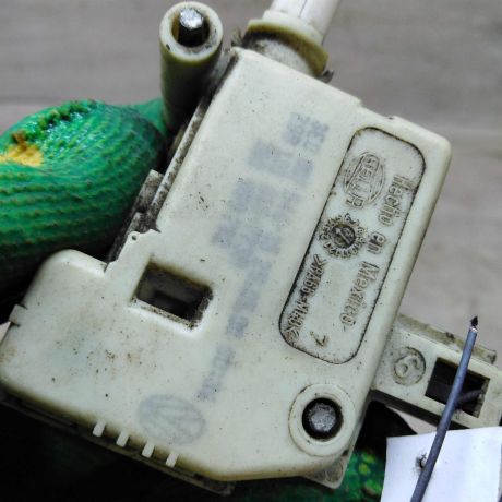 privod-zamka-motorcik-volkswagen-golf-4-skoda-octavia-i-a4-volkswagen-bora-audi-a3-8l-art-104497-big-1