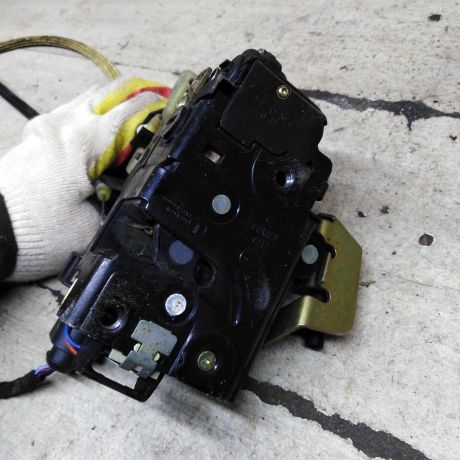 zamok-dveri-zadnii-pravyi-audi-a6-c5-art-107854-big-2