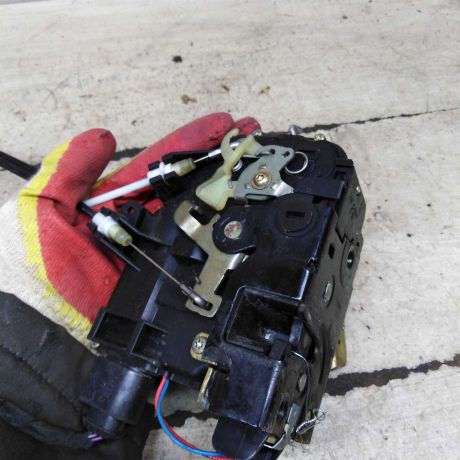 zamok-dveri-zadnii-pravyi-audi-a6-c5-art-108131-big-3