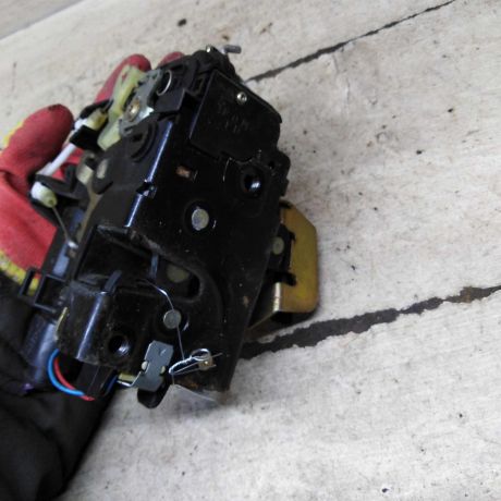 zamok-dveri-zadnii-pravyi-audi-a6-c5-art-108131-big-4