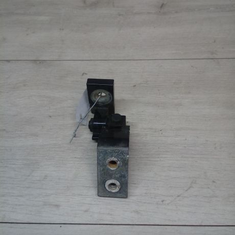 petlia-dveri-zadniaia-pravaia-verxniaia-audi-a6-c6-art-13205-big-2