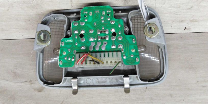 fonar-osveshheniia-salona-volvo-s40-art-14172-big-1