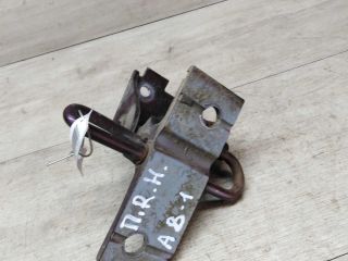 petlia-dveri-peredniaia-pravaia-nizniaia-audi-a8-d2-art-18772