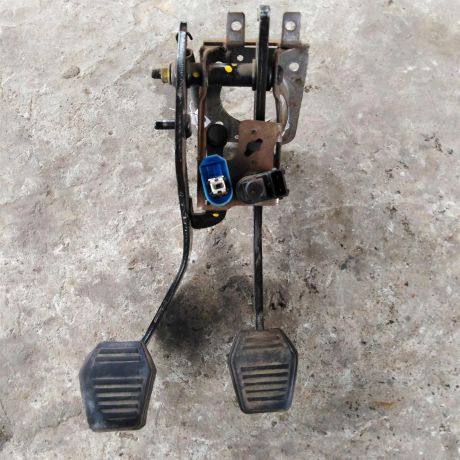 pedalnyi-uzel-pedal-scepleniia-tormoza-ford-focus-1-rest-art-29522-big-0