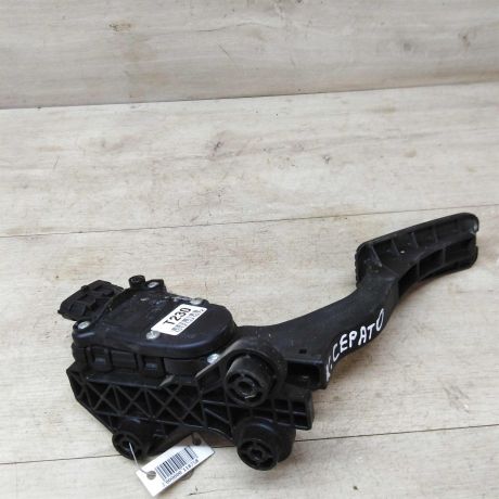 pedal-gaza-kia-cerato-2-akpp-16-art-31916-big-0