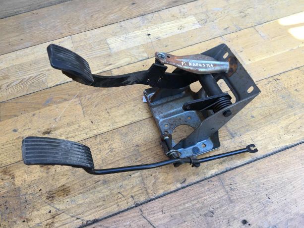 pedalnyi-uzel-pedal-tormoza-pedal-gaza-mitsubishi-carisma-rest-art-33395-big-0