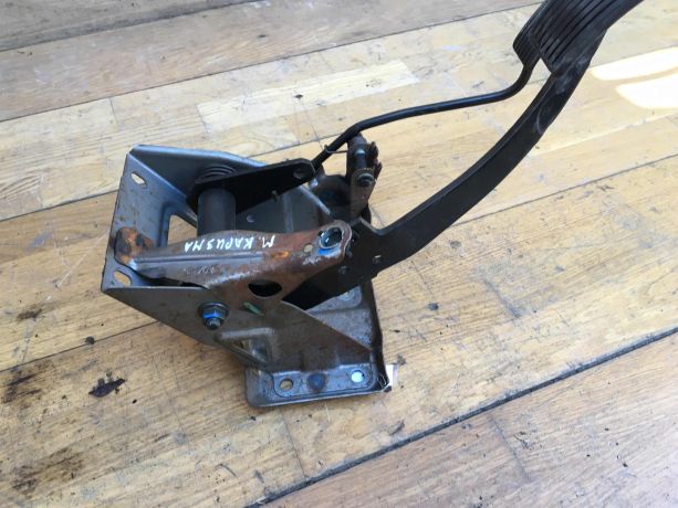 pedalnyi-uzel-pedal-tormoza-pedal-gaza-mitsubishi-carisma-rest-art-33395-big-1