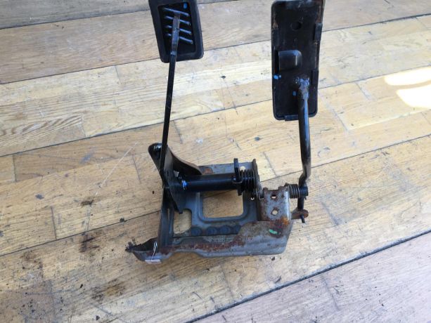 pedalnyi-uzel-pedal-tormoza-pedal-gaza-mitsubishi-carisma-rest-art-33395-big-3