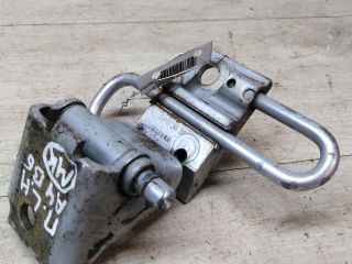 petlia-dveri-peredniaia-levaia-nizniaia-audi-a4-b6-art-34277