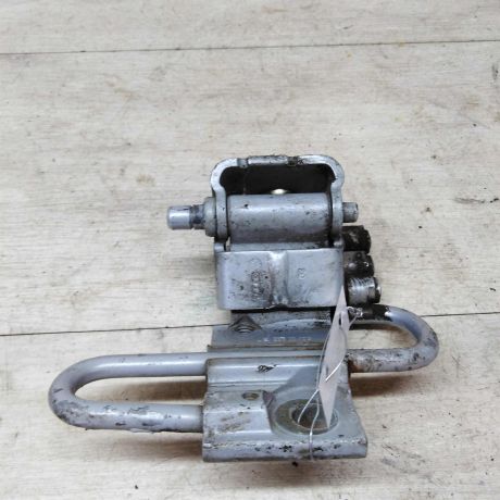 petlia-dveri-peredniaia-levaia-nizniaia-audi-a4-b6-art-34277-big-3