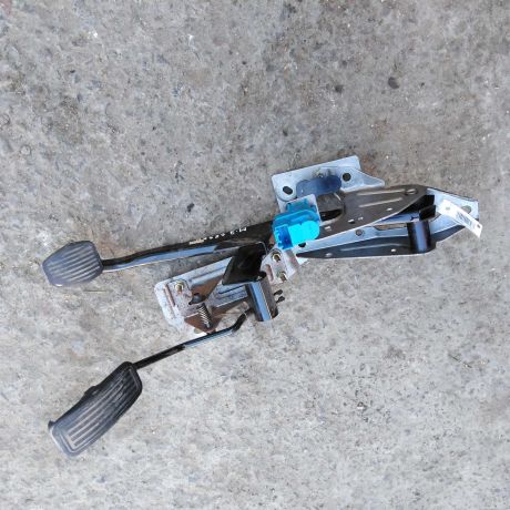 pedalnyi-uzel-pedal-gaza-i-tormoza-mazda-3-bk-sedan-mkpp-16i-art-34956-big-0