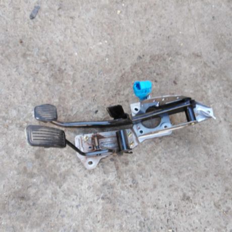 pedalnyi-uzel-pedal-gaza-i-tormoza-mazda-3-bk-sedan-mkpp-16i-art-34956-big-1