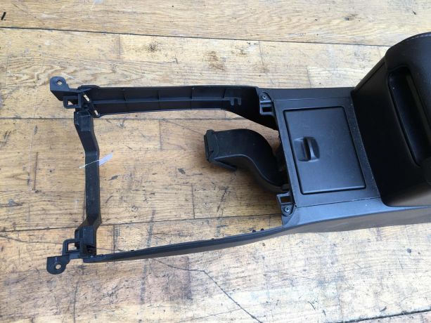 podlokotnik-centralnyi-tonnel-toyota-camry-v50-defekt-na-foto-art-36430-big-4