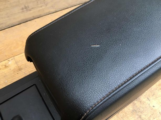 podlokotnik-centralnyi-tonnel-toyota-camry-v50-defekt-na-foto-art-36430-big-1