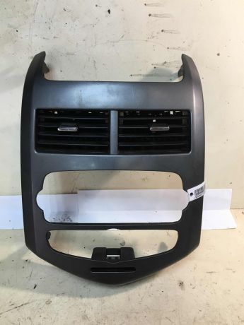 ramka-magnitoly-centralnoi-konsoli-chevrolet-aveo-t300-art-36956-big-0
