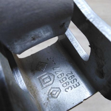 petlia-zadnei-levoi-raspasnoi-dveri-verxniaia-lada-largus-art-47981-big-1